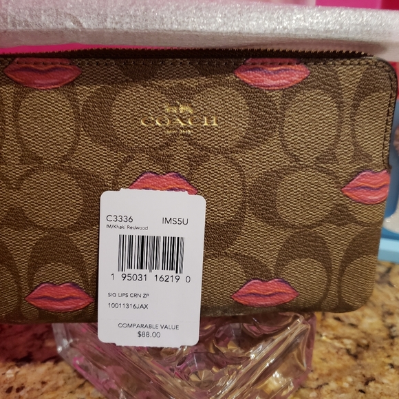 Coach Wristlet with lips printstyle NWT - Picture 5 of 9